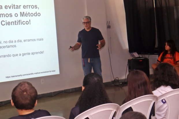 Turmas do 6º ano participam de palestra sobre método científico
